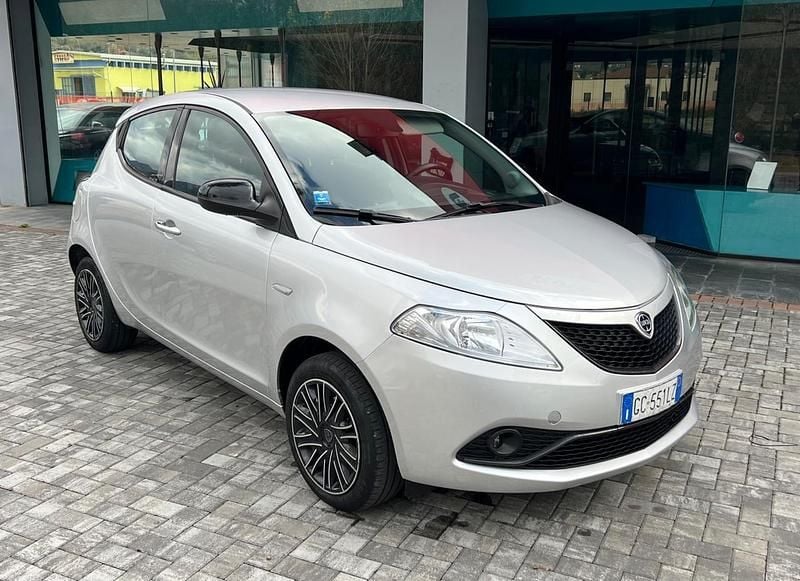 Usata Lancia Ypsilon S 69 CV (50 kW) 2021 Argento Utilitaria
