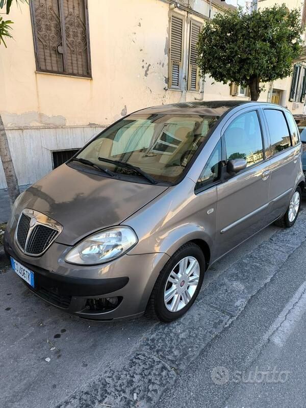 Usata 2004 Lancia Musa Monovolume | 2500 € (Ottimo prezzo) - Immagine 1/4