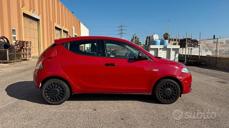 Usata Lancia Ypsilon 69 CV (50 kW) 2019 Rosso Utilitaria