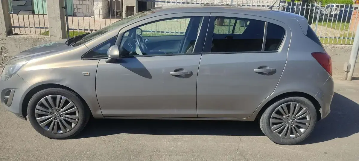 Usata Opel Corsa Edition 86 CV (63 kW) 2014 Grigio Utilitaria