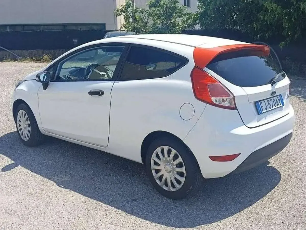Usata Ford Fiesta 75 CV (55 kW) 2017 Bianco Utilitaria