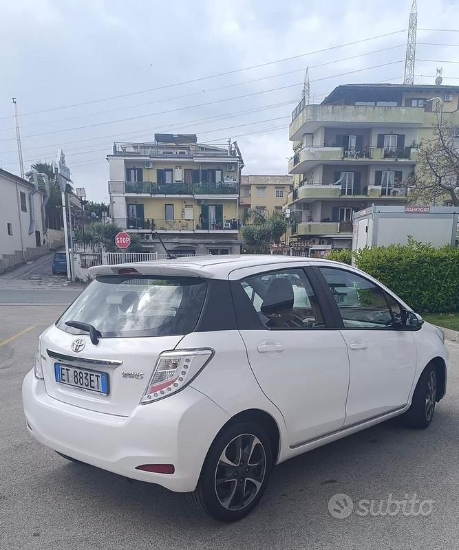 Usata Toyota Yaris 69 CV (50 kW) 2014 Bianco Utilitaria