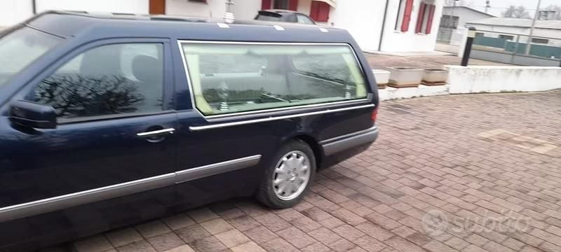 Usata Mercedes E300 177 CV (130 kW) 2000 Blu Station wagon