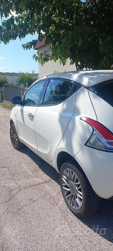 Usata Lancia Ypsilon 80 CV (58 kW) 2013 Bianco Utilitaria