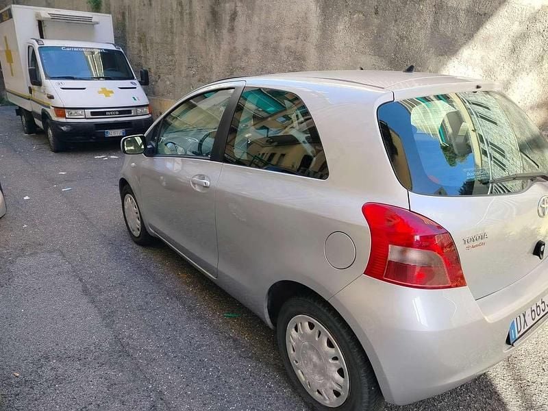 Usata Toyota Yaris Sol 87 CV (63 kW) 2009 Argento Berlina