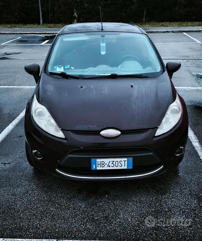 Usata Ford Fiesta Titanium 96 CV (70 kW) 2010 Marrone Utilitaria