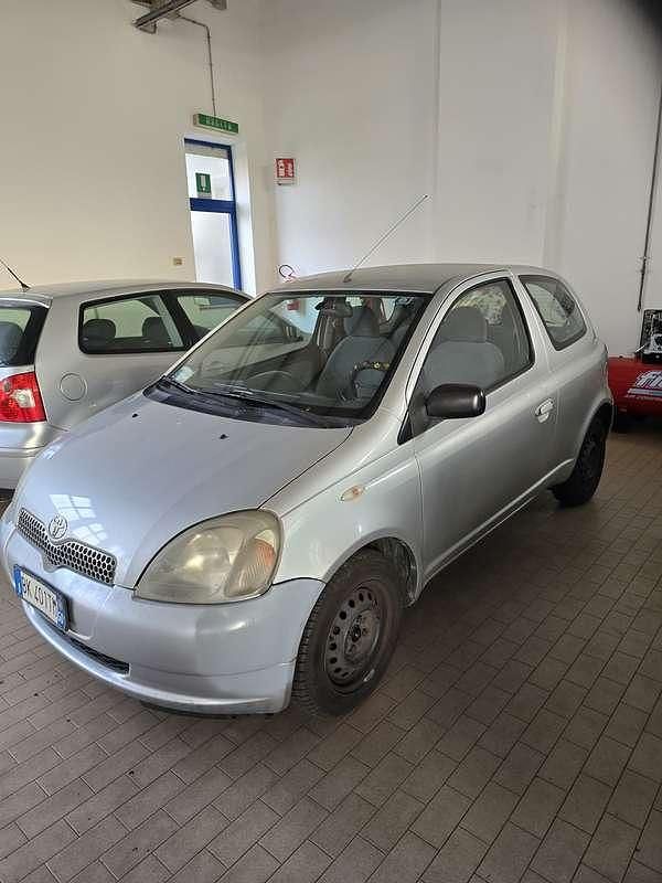 Usata Toyota Yaris 68 CV (50 kW) 2000 Grigio Berlina