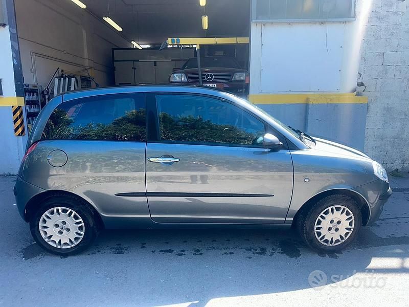 Usata Lancia Ypsilon 70 CV (51 kW) 2005 Grigio Utilitaria