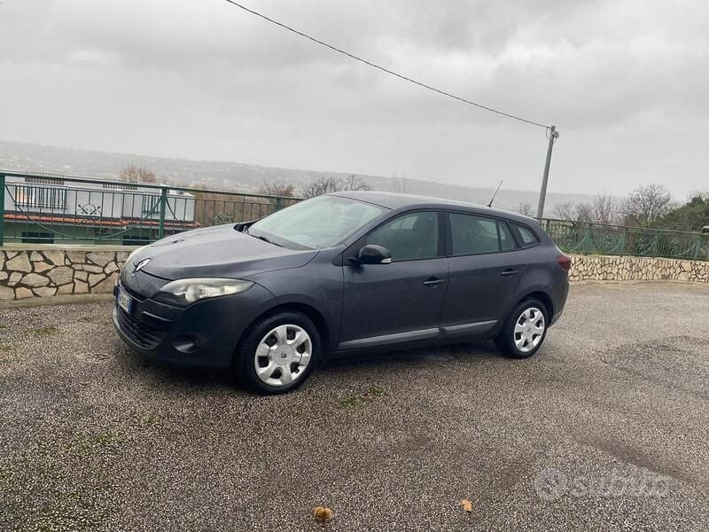 Grigio Usata 2012 Renault Mégane III Station wagon | 3500 € (Buon prezzo) - Immagine 1/4