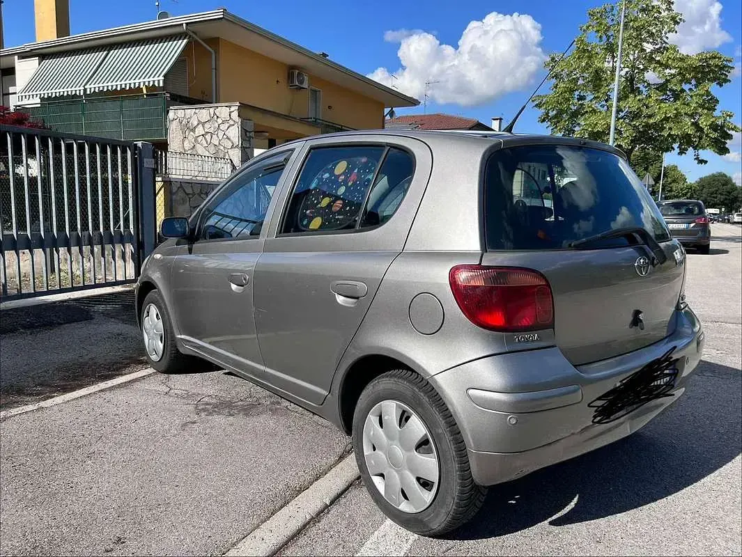 Usata Toyota Yaris 65 CV (47 kW) 2004 Argento Utilitaria