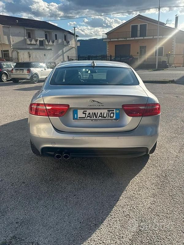 Usata Jaguar XE 180 CV (132 kW) 2018 Grigio Berlina