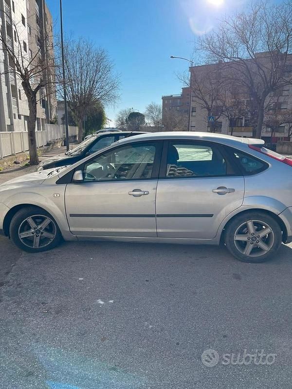 Grigio Usata 2005 Ford Focus Tre volumi | 1000 € (Buon prezzo) - Immagine 1/4