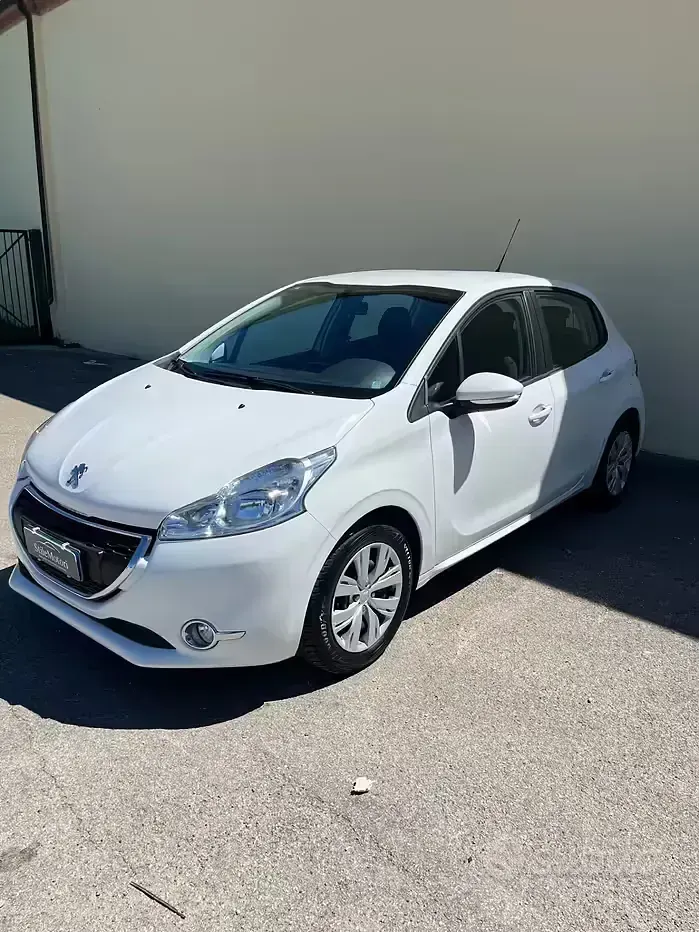 Usata Peugeot 208 Access 82 CV (60 kW) 2012 Bianco Utilitaria