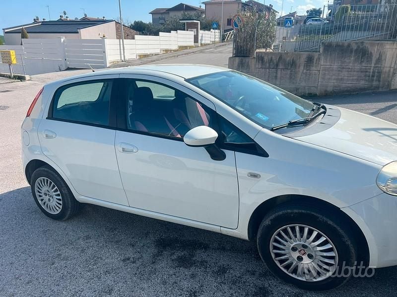 Usata Fiat Grande Punto 77 CV (56 kW) 2009 Bianco Utilitaria