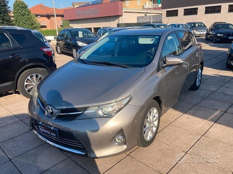 Usata Toyota Auris Lounge 90 CV (66 kW) 2014 Grigio Berlina