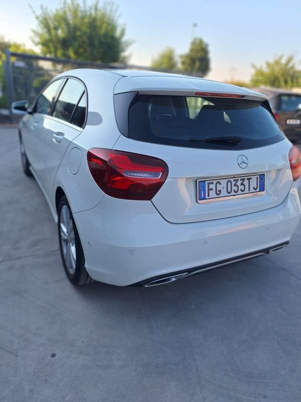 Usata Mercedes A180 Business 122 CV (89 kW) 2017 Bianco Berlina