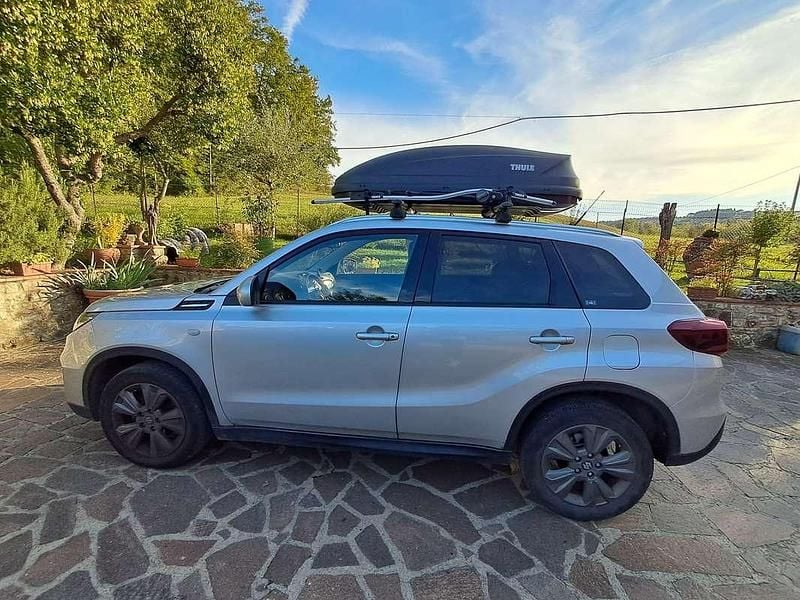 Argento Usata 2023 Suzuki Vitara Cool SUV | 21.000 € (Buon prezzo) - Immagine 1/4