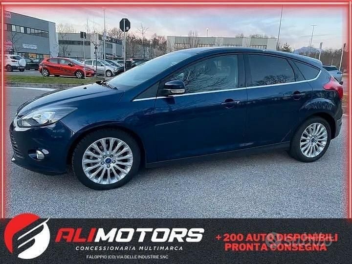 Blu Usata 2011 Ford Focus Titanium Tre volumi | 6900 € (Buon prezzo) - Immagine 1/4