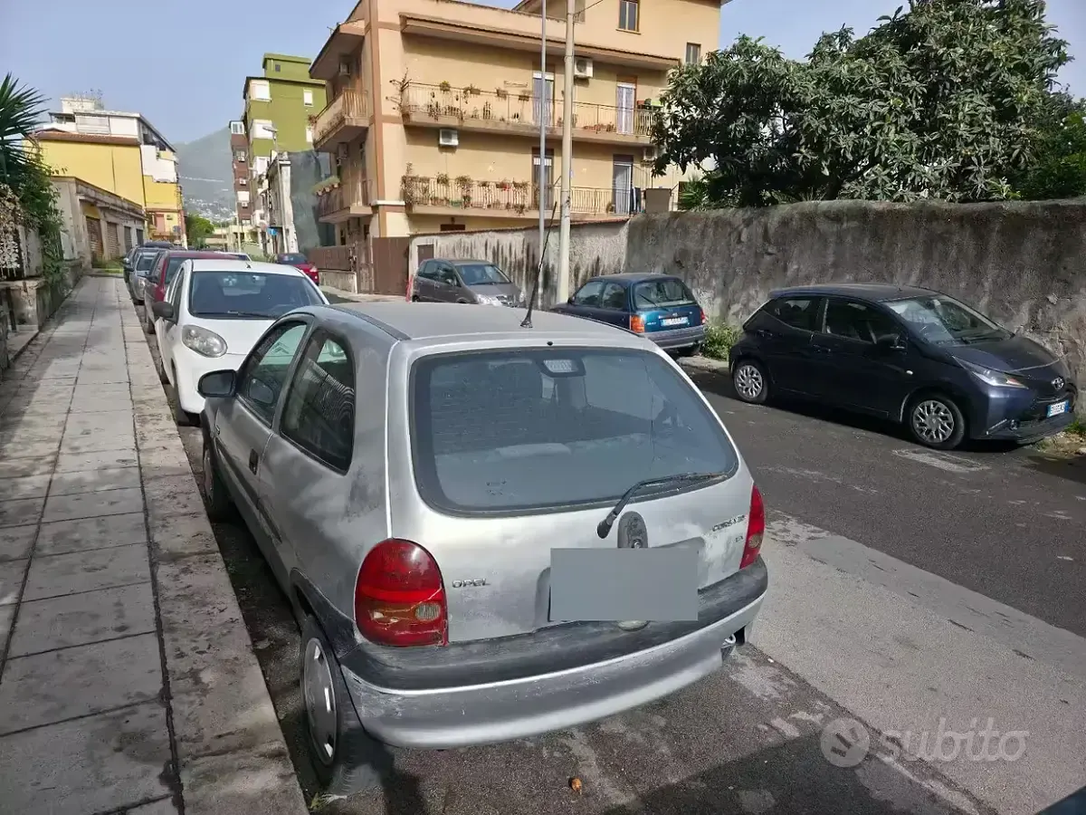 Usata Opel Corsa Edition 54 CV (39 kW) 2000 Grigio Berlina
