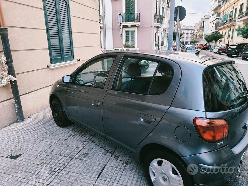 Grigio Usata 2004 Toyota Yaris Sol Due volumi | 3000 € (Buon prezzo) - Immagine 1/4