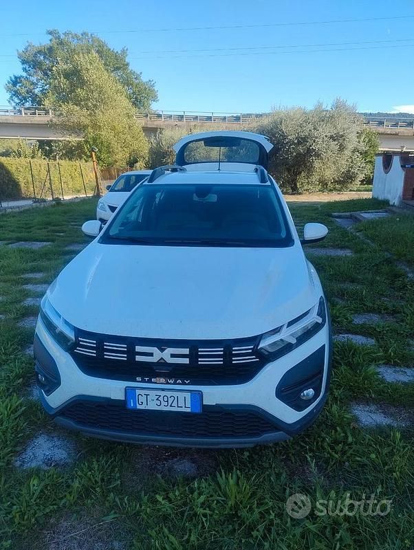 Bianco Usata 2024 Dacia Sandero Essentiel Due volumi | 15.000 € (Buon prezzo) - Immagine 1/4
