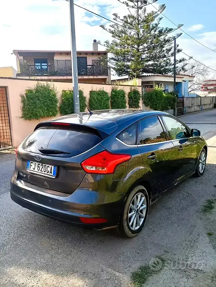 Begagnad Ford Focus Titanium 120 HK (88 kW) 2017 Brun Sedan