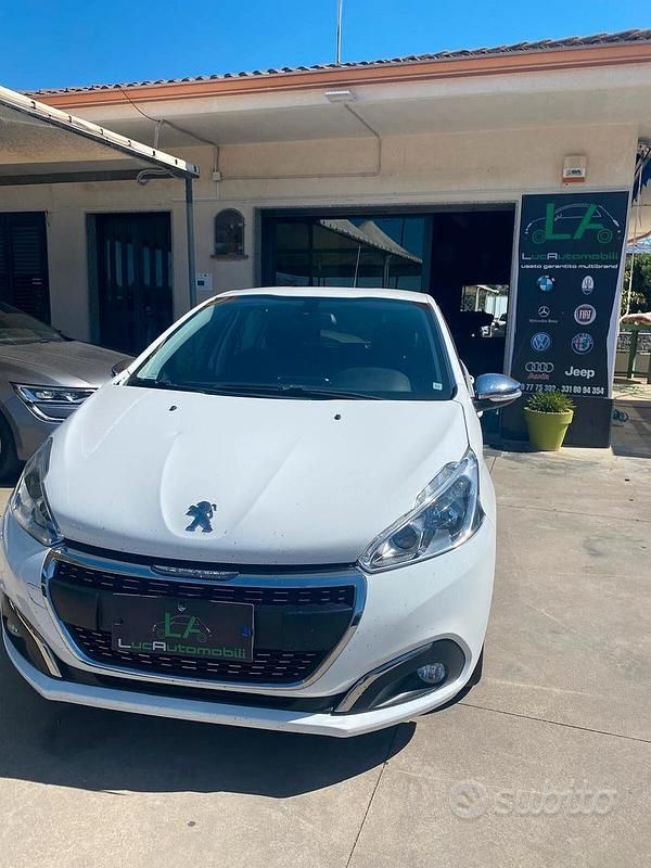 Gebraucht Peugeot 208 Allure 75 PS (55 kW) 2017 Weiß Kleinwagen