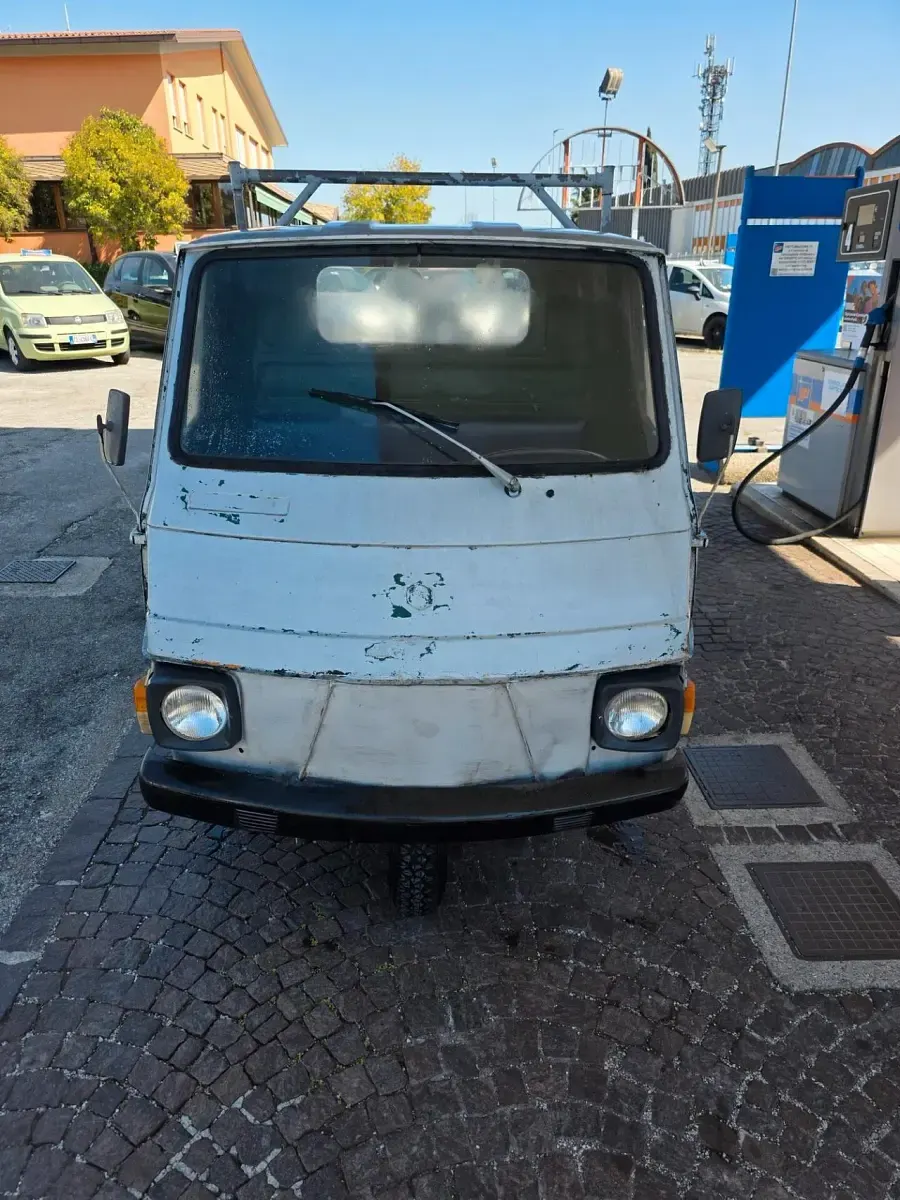 Używany Piaggio APE 1000 KM (735 kW) 1993 Szary Sedan/Limuzyna