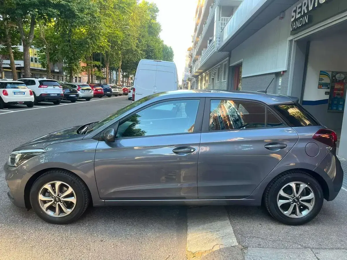 Usata Hyundai i20 75 CV (55 kW) 2019 Grigio metallizzato Utilitaria