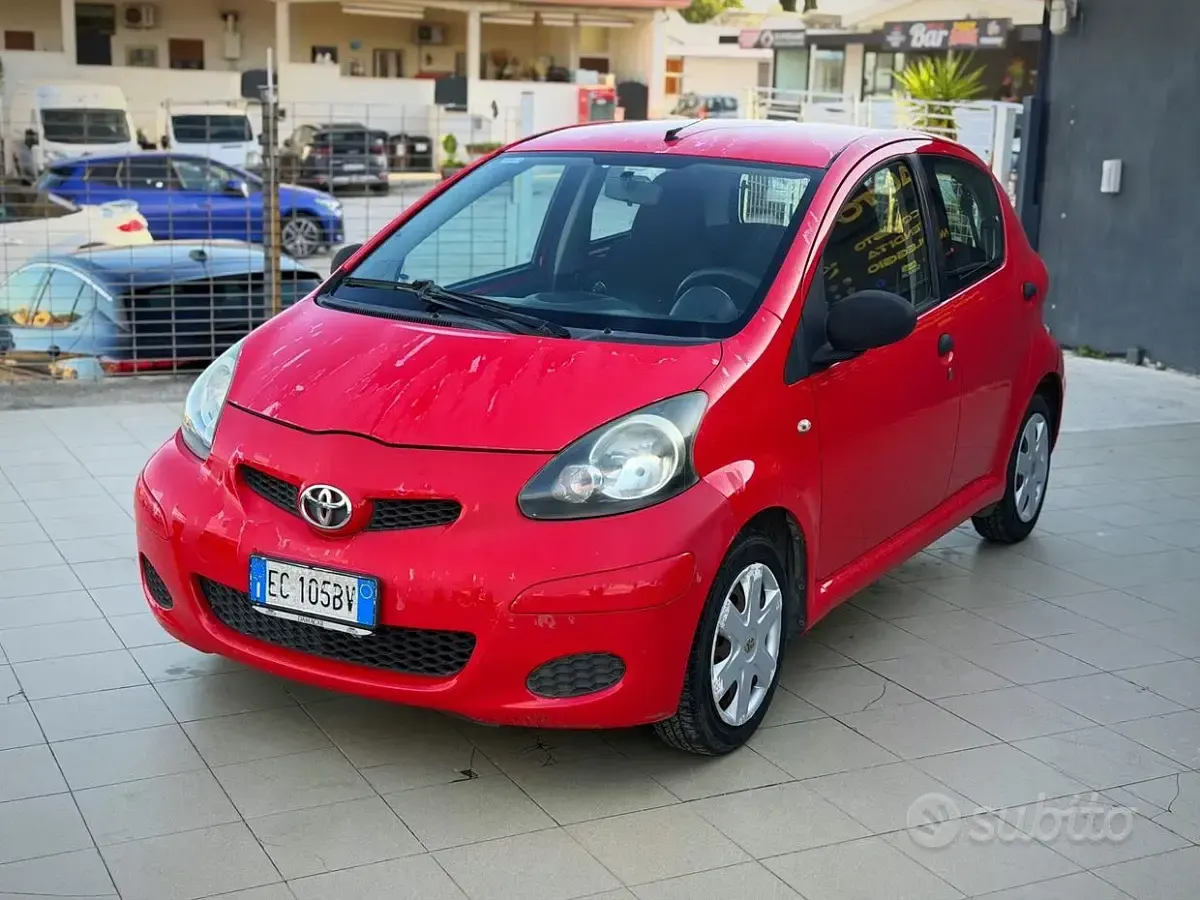 Usata Toyota Aygo 68 CV (50 kW) 2010 Rosso Utilitaria