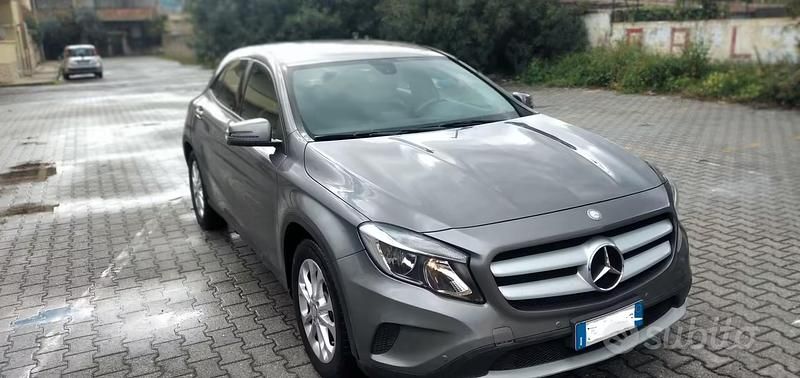 Usata Mercedes GLA180 109 CV (80 kW) 2015 Marrone SUV