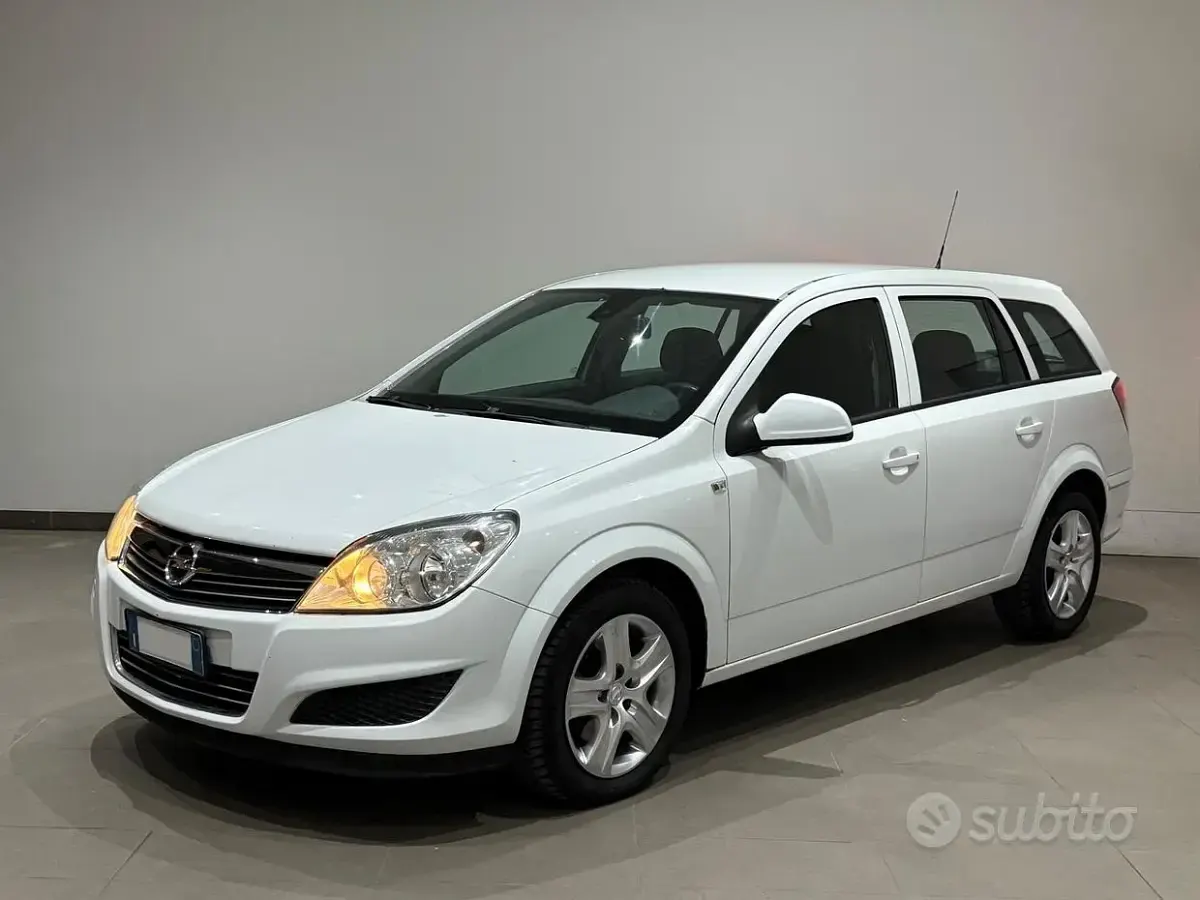 Usata Opel Astra 110 CV (80 kW) 2009 Bianco Station wagon