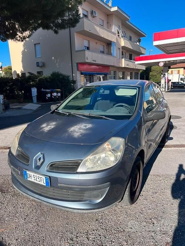 Usata Renault Clio II 70 CV (51 kW) 2007 Grigio Utilitaria