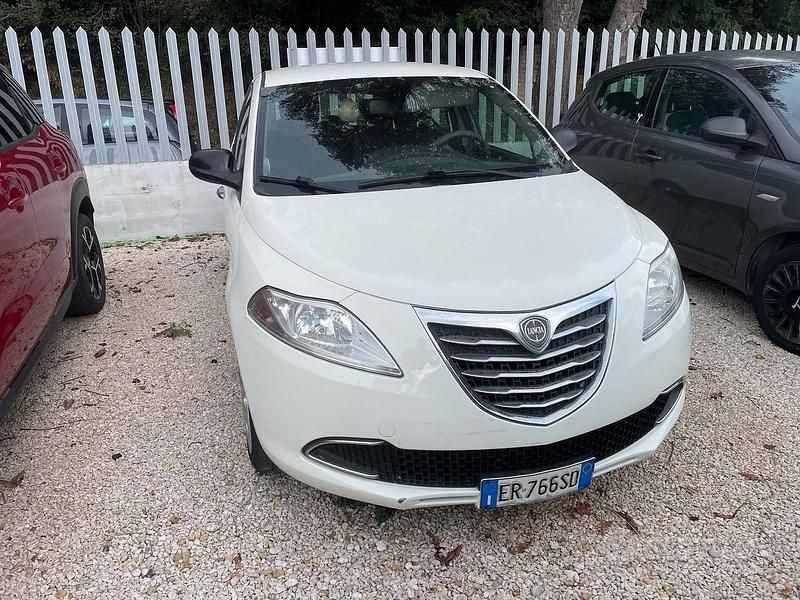Bianco Usata 2013 Lancia Ypsilon Platinum Due volumi | 7400 € (Molto cara) - Immagine 1/4