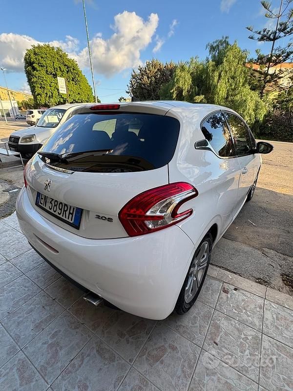 Usata Peugeot 208 Sport 68 CV (50 kW) 2013 Bianco Utilitaria