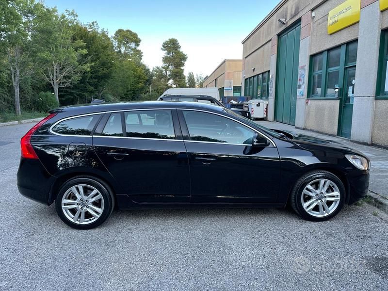 Usata Volvo V60 Momentum 115 CV (84 kW) 2013 Nero Station wagon