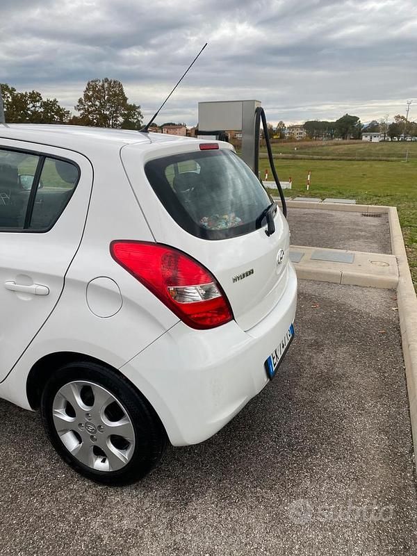 Bianco Usata 2011 Hyundai i20 Tre volumi | 3400 € (Cara) - Immagine 1/4