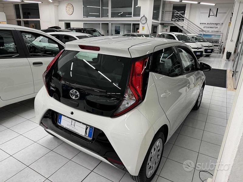 Usata Toyota Aygo Connect Style 72 CV (52 kW) 2021 Bianco(met.) Utilitaria