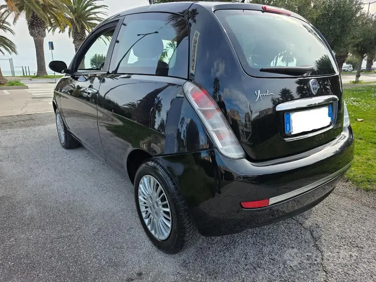Usata Lancia Ypsilon 70 CV (51 kW) 2005 Grigio Utilitaria