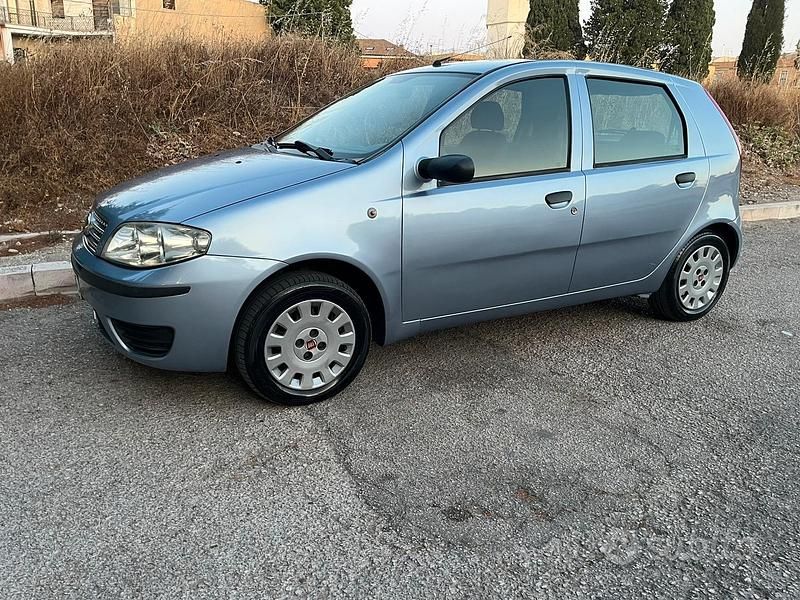 Grigio Usata 2009 Fiat Punto Tre volumi | 2300 € (Buon prezzo) - Immagine 1/4