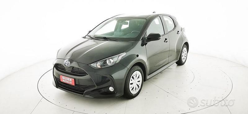 Usata Toyota Yaris Hybrid Business Edition 92 CV (67 kW) 2022 Nero metallizzato Berlina
