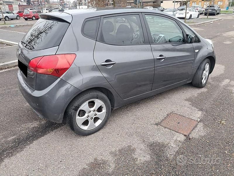 Usata Kia Venga 90 CV (66 kW) 2012 Grigio Utilitaria