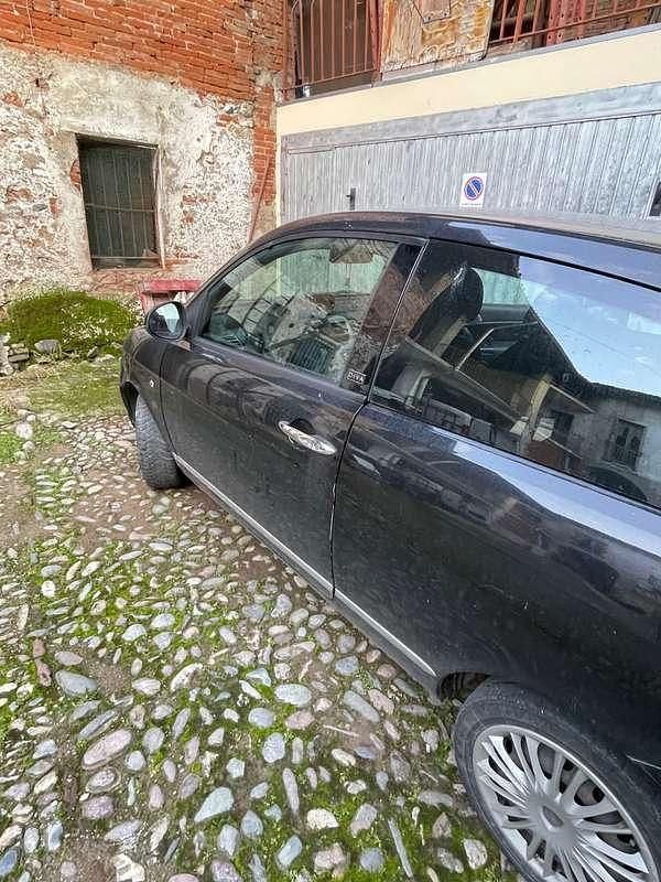 Usata Lancia Ypsilon 60 CV (44 kW) 2011 Nero Utilitaria