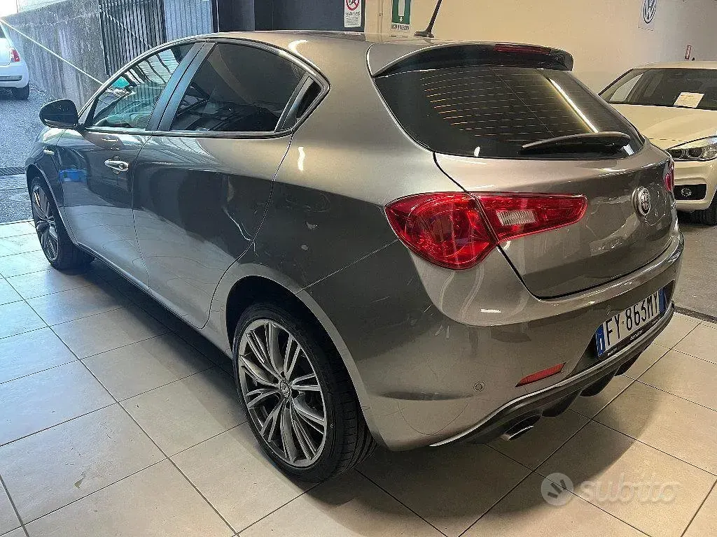 Usata Alfa Romeo Giulietta 120 CV (88 kW) 2020 Grigio scuro Utilitaria