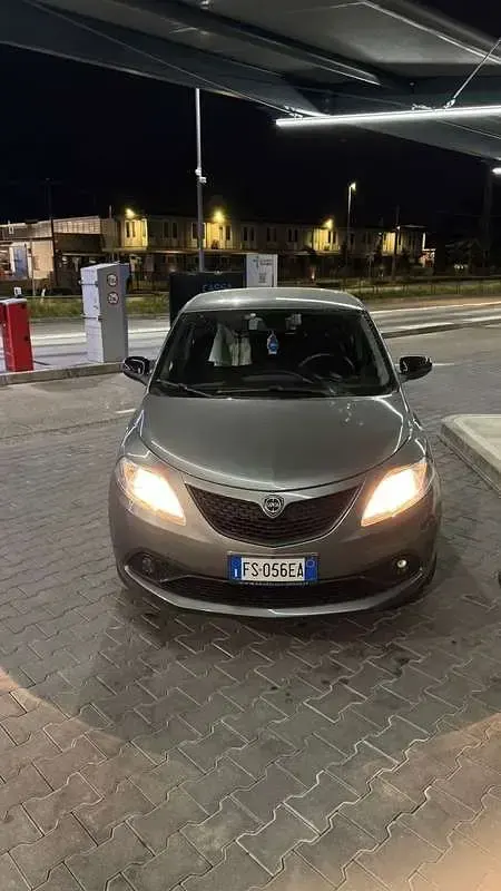 Usata Lancia Ypsilon Gold 69 CV (50 kW) 2017 Utilitaria