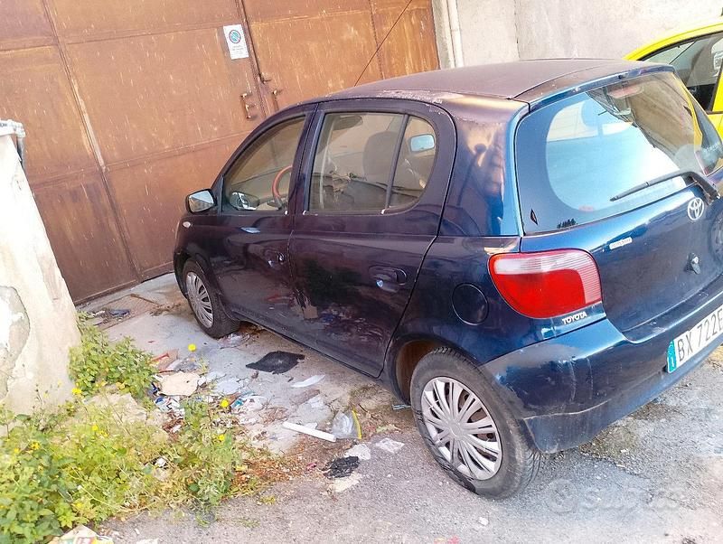 Usata Toyota Yaris 2001 Blu Berlina