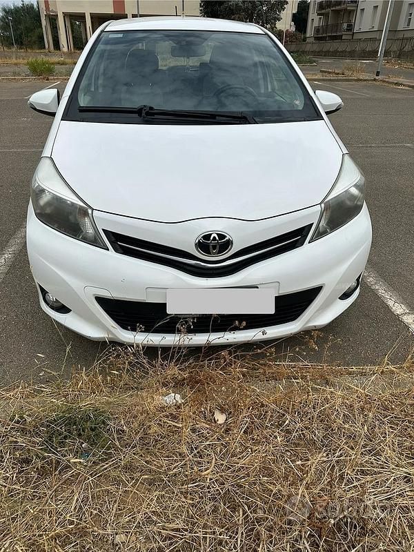 Bianco Usata 2013 Toyota Yaris Lounge Tre volumi | 6500 € (Cara) - Immagine 1/4
