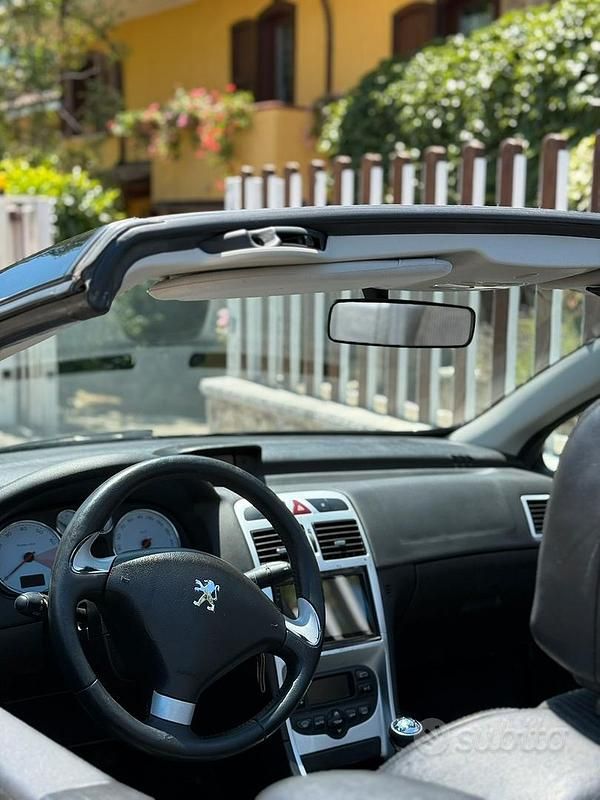 Usata Peugeot 307 CC 1190 CV (875 kW) 2006 Nero Cabrio