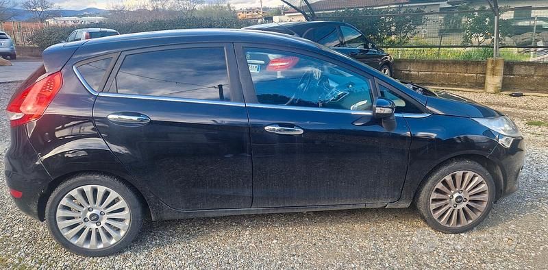 Usata Ford Fiesta 82 CV (60 kW) 2009 Nero Utilitaria