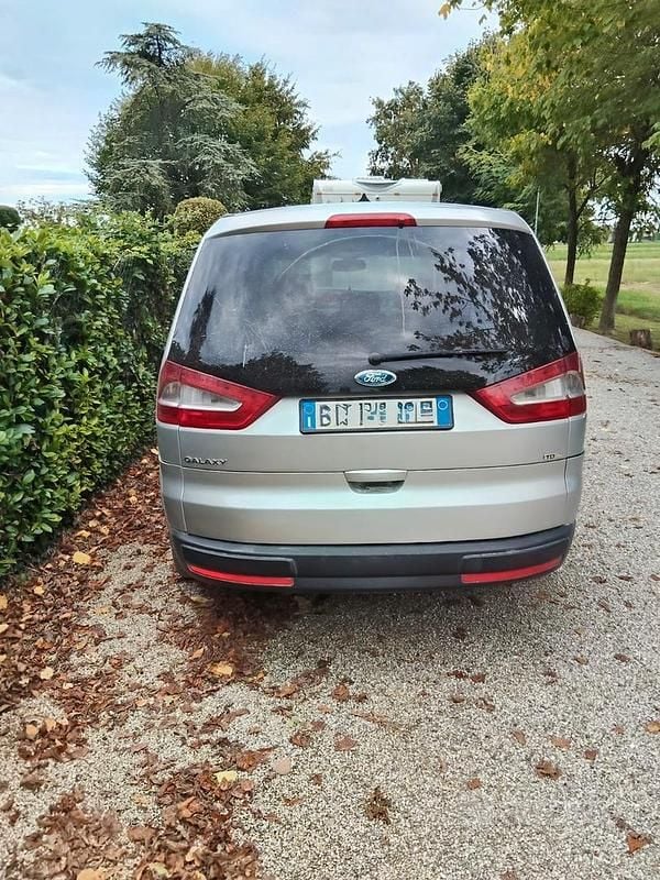 Usata Ford Galaxy Ghia 130 CV (95 kW) 2008 Grigio Monovolume